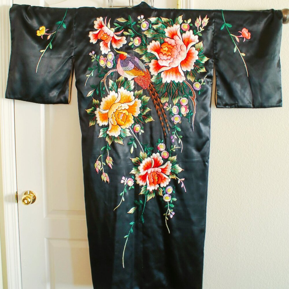 1930-40s Japanese floral embroidered silk export kimono